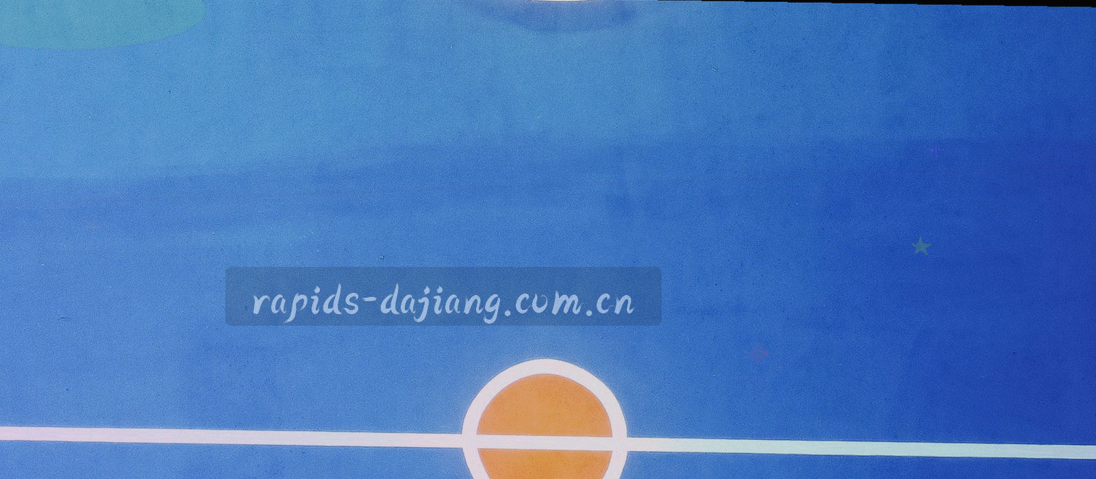 夜色中的江湾视角，远处桥体灯带拉出水平亮线，水面映着灯光